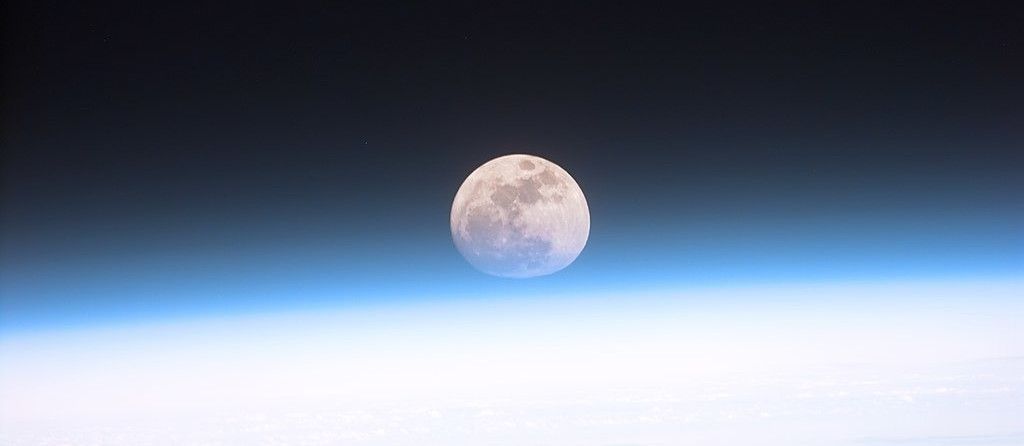 /articles/moon-race-challenges-opportunities/Full_moon_partially_obscured_by_atmosphere-1.jpg