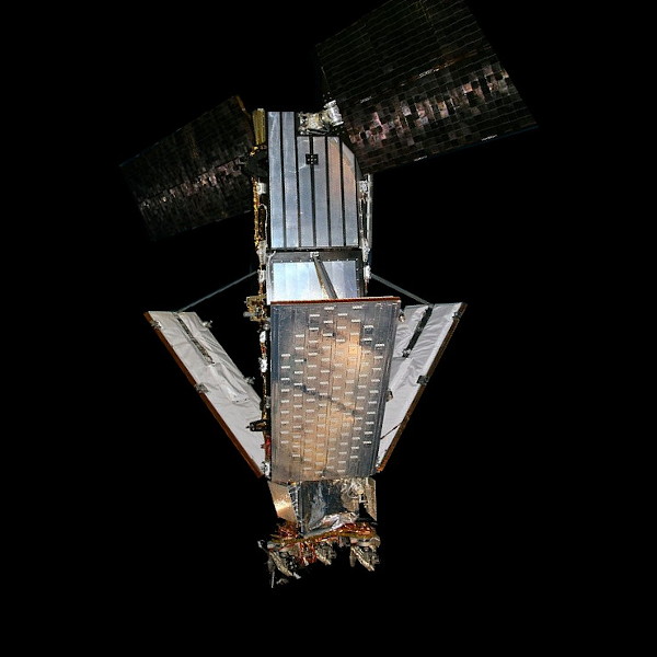 /articles/space-debris-threat-space-environment/Iridium_satellite_replica.jpg